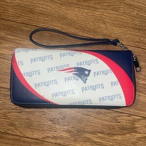 NFL New England Patriots curved Zipped Wallet with Strap